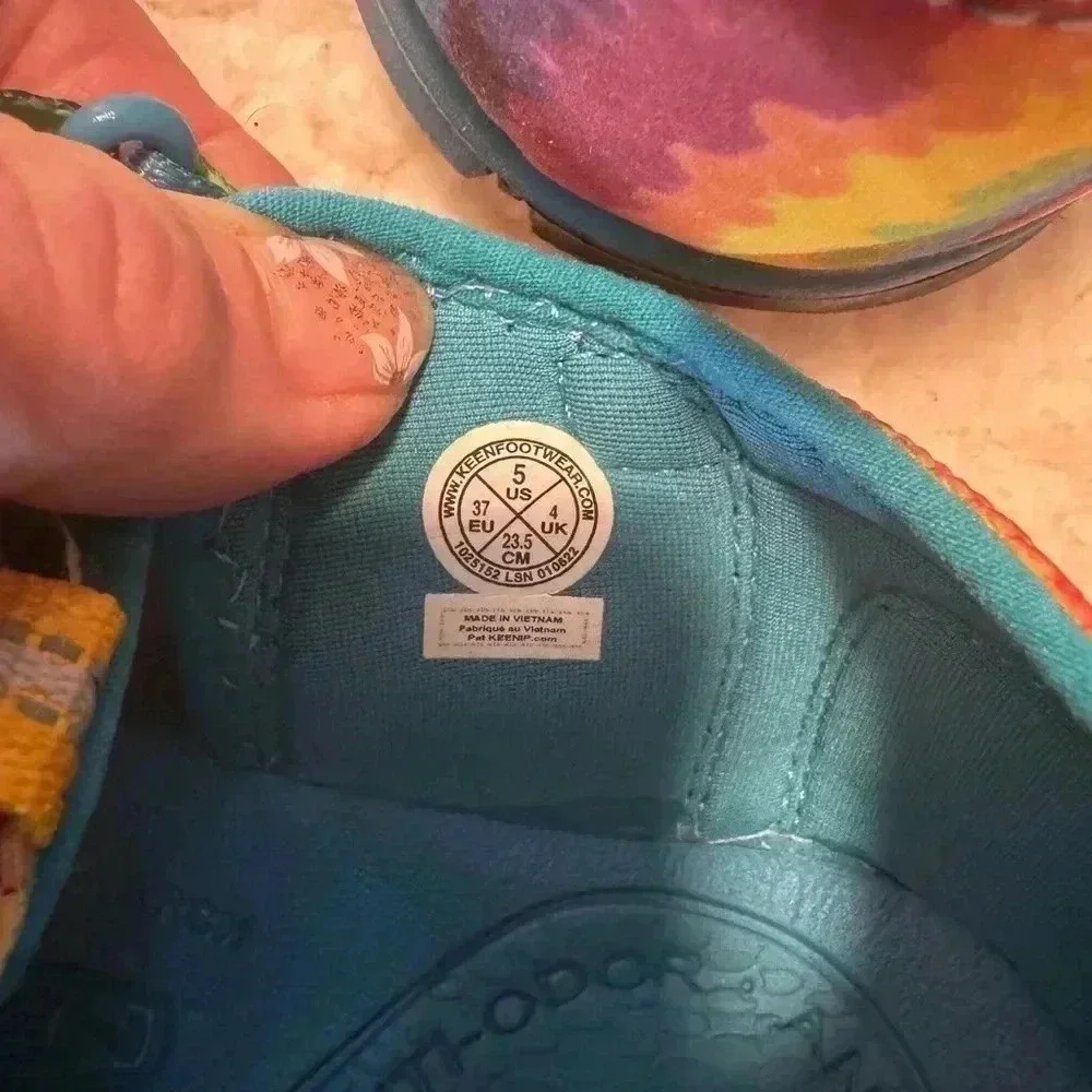 Tie dye Keen sandals 🌈 Size 5